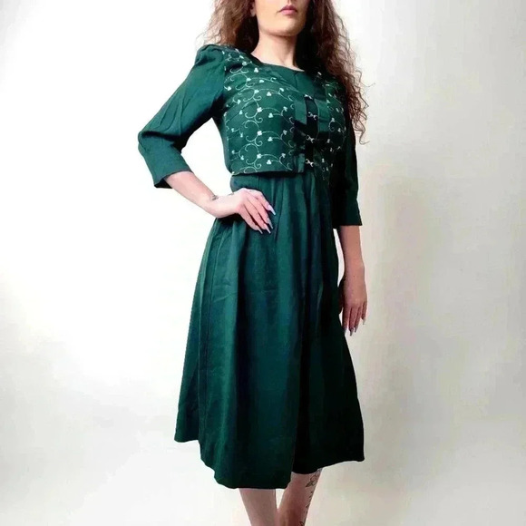 Vintage Dresses & Skirts - Vintage German Cottagecore Embroidered Emerald Plaid Dress